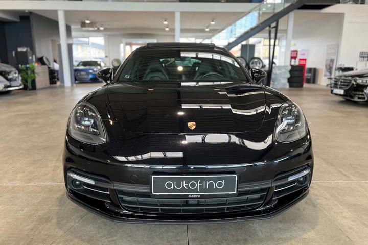 Sort Porsche Panamera 4 fra 2017