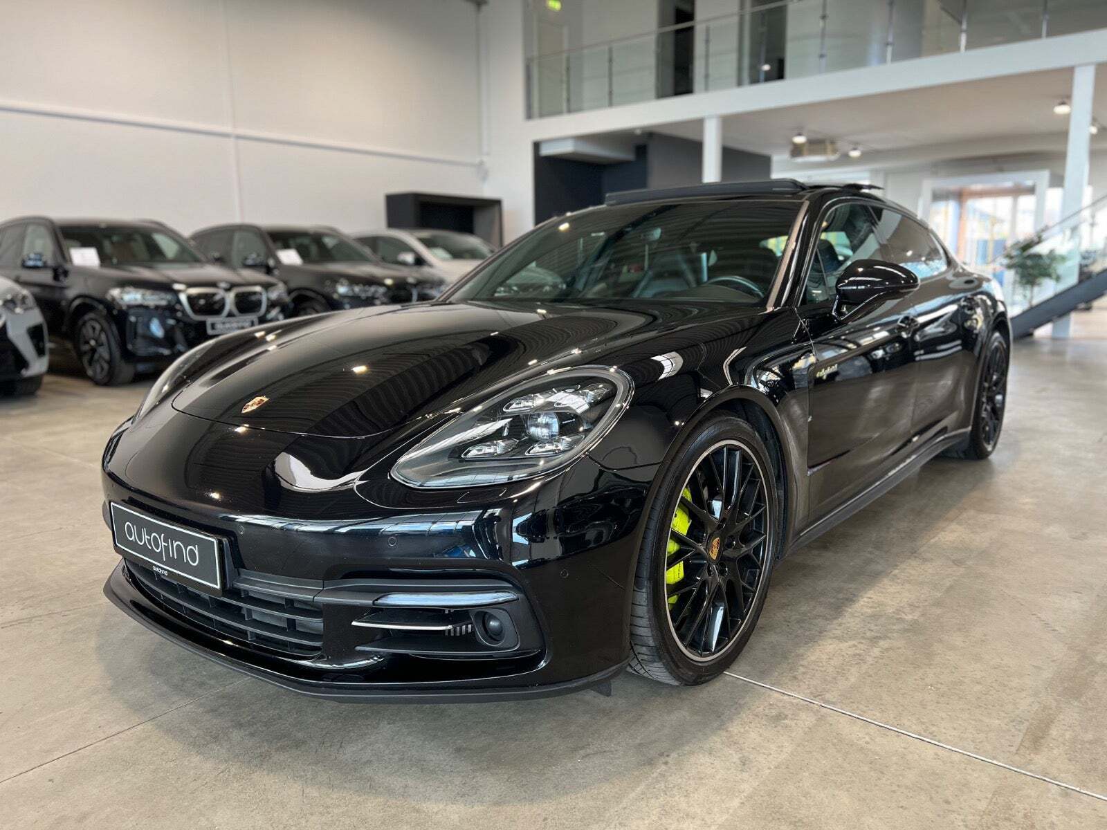 Sort Porsche Panamera 4 fra 2017