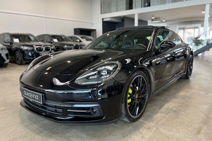Sort Porsche Panamera 4 fra 2017