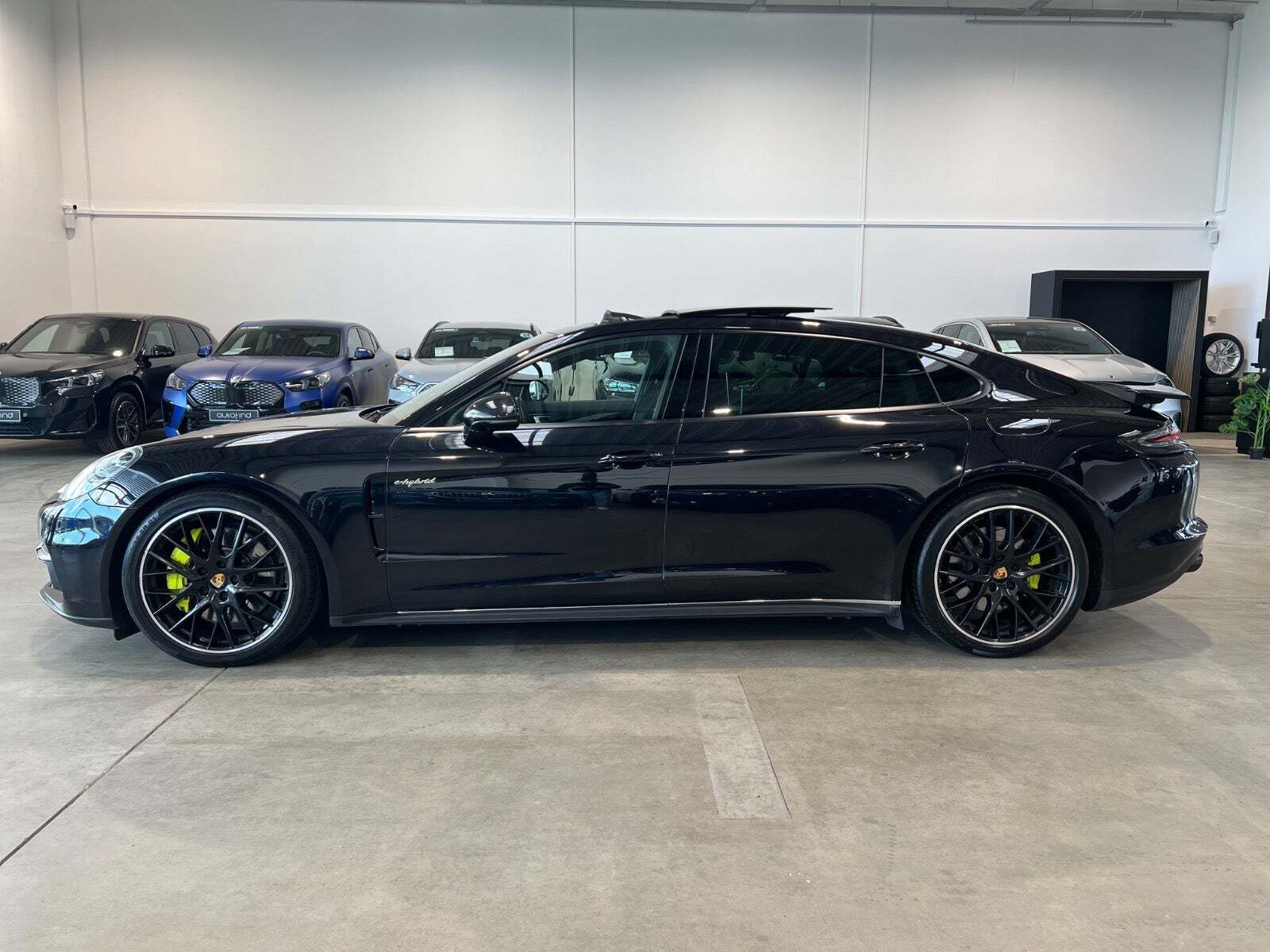 Sort Porsche Panamera 4 fra 2017