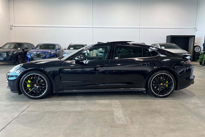 Sort Porsche Panamera 4 fra 2017