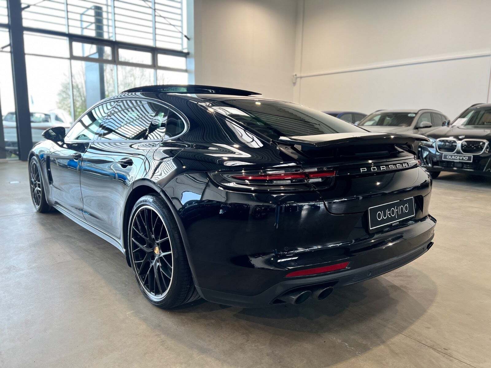 Sort Porsche Panamera 4 fra 2017