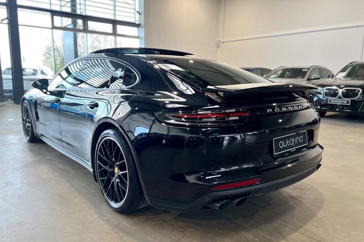 Sort Porsche Panamera 4 fra 2017