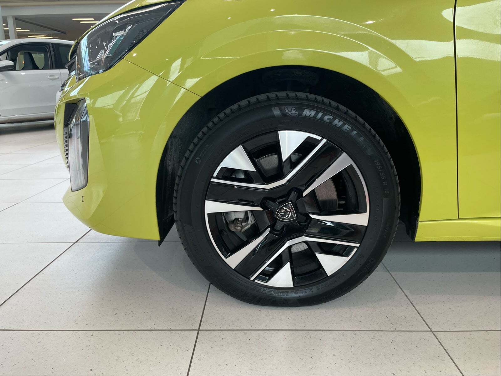 Gul Peugeot e-208 fra 2023