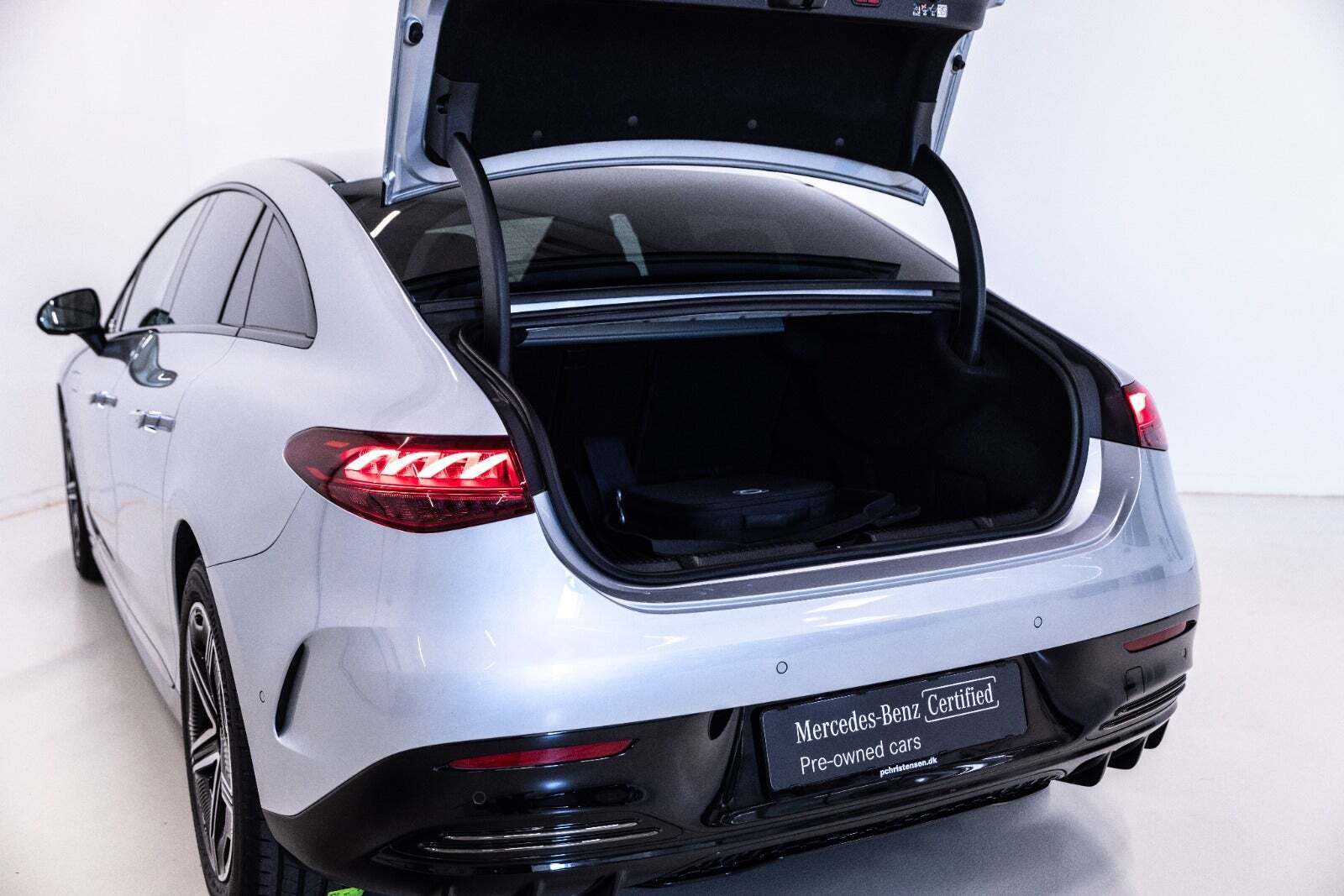 Sølv Mercedes EQE350 fra 2024 set udefra