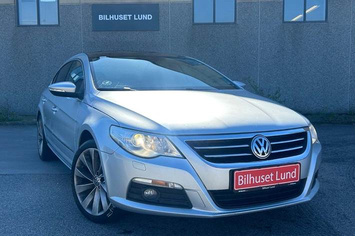 Sølv VW Passat CC fra 2009 set udefra