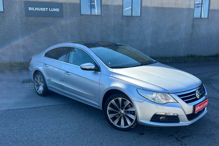Sølv VW Passat CC fra 2009 set udefra
