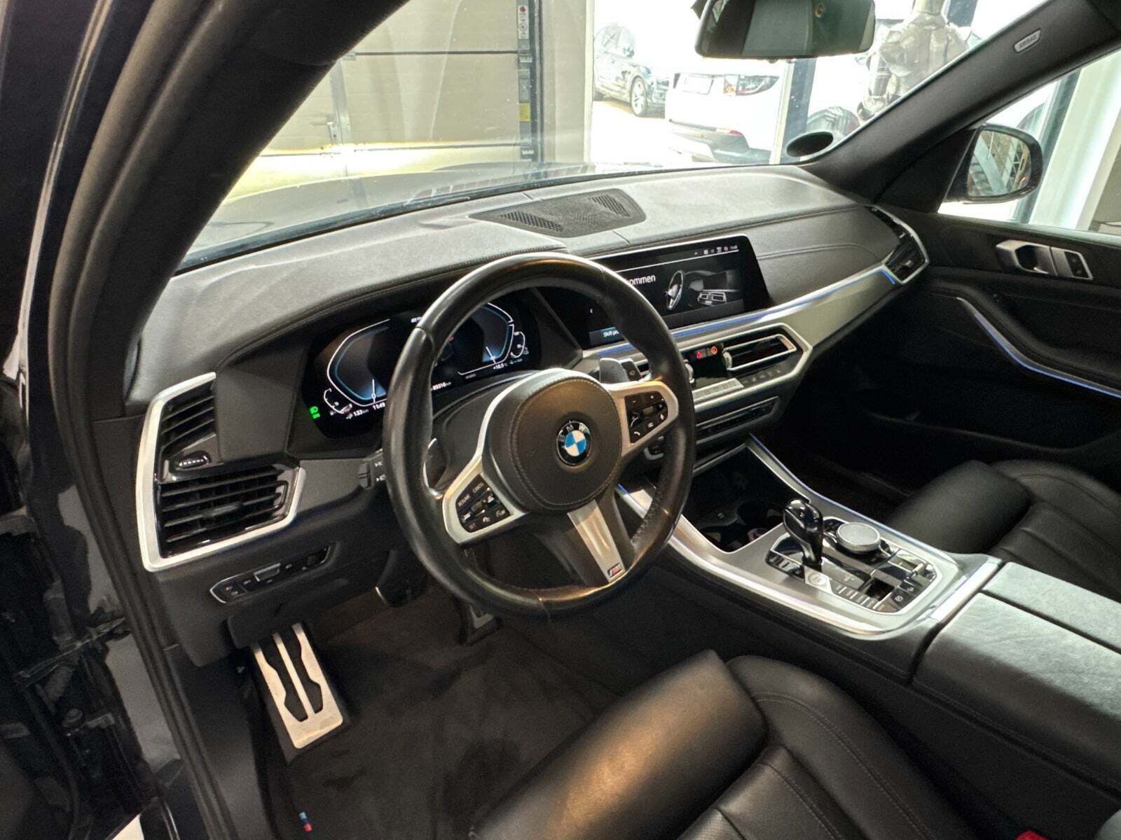 Grå BMW X5 fra 2021