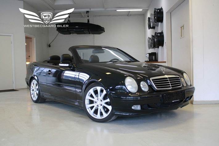 Sort Mercedes CLK230 fra 2000 set udefra