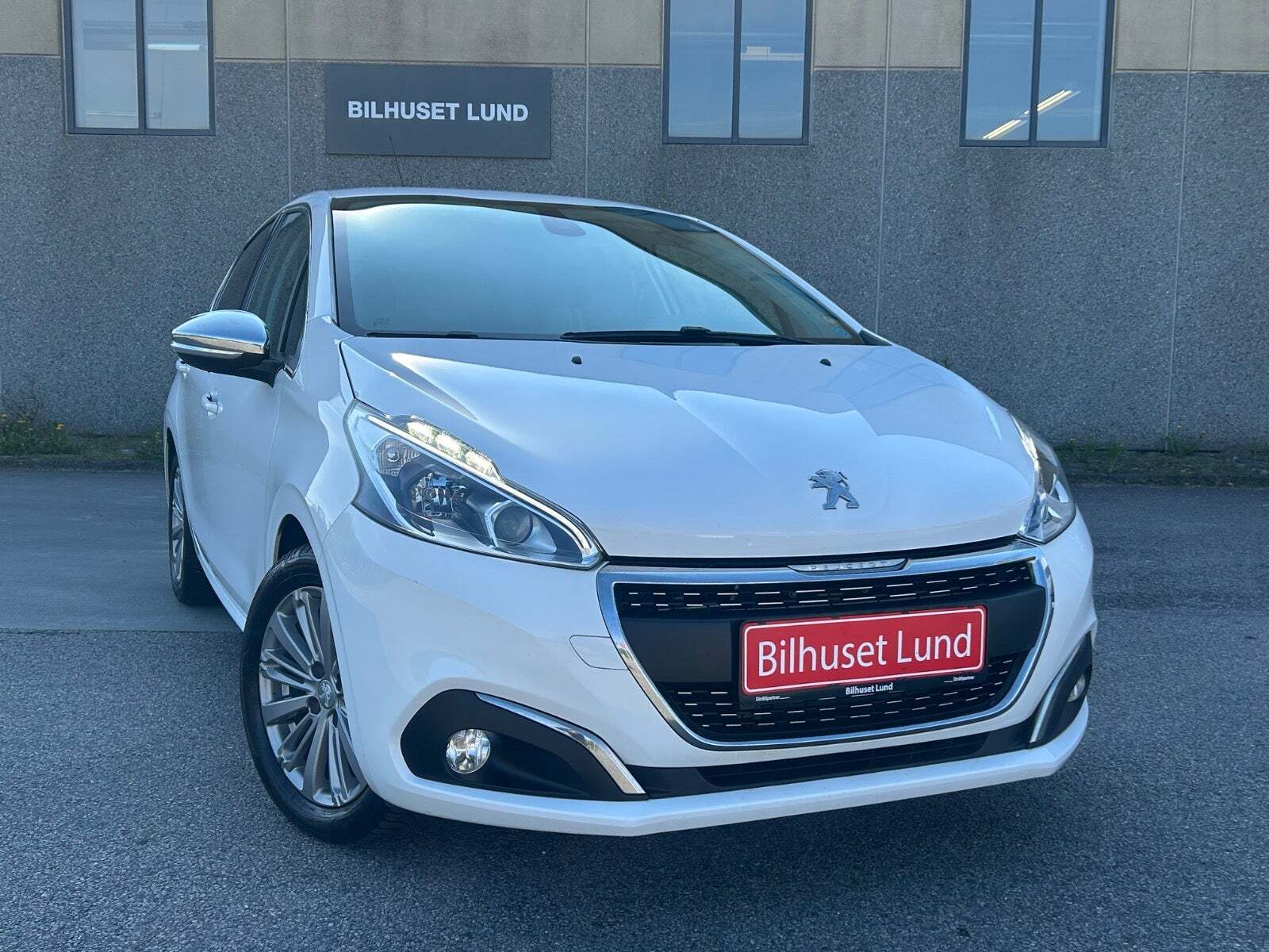 Hvid Peugeot 208 fra 2016 set udefra