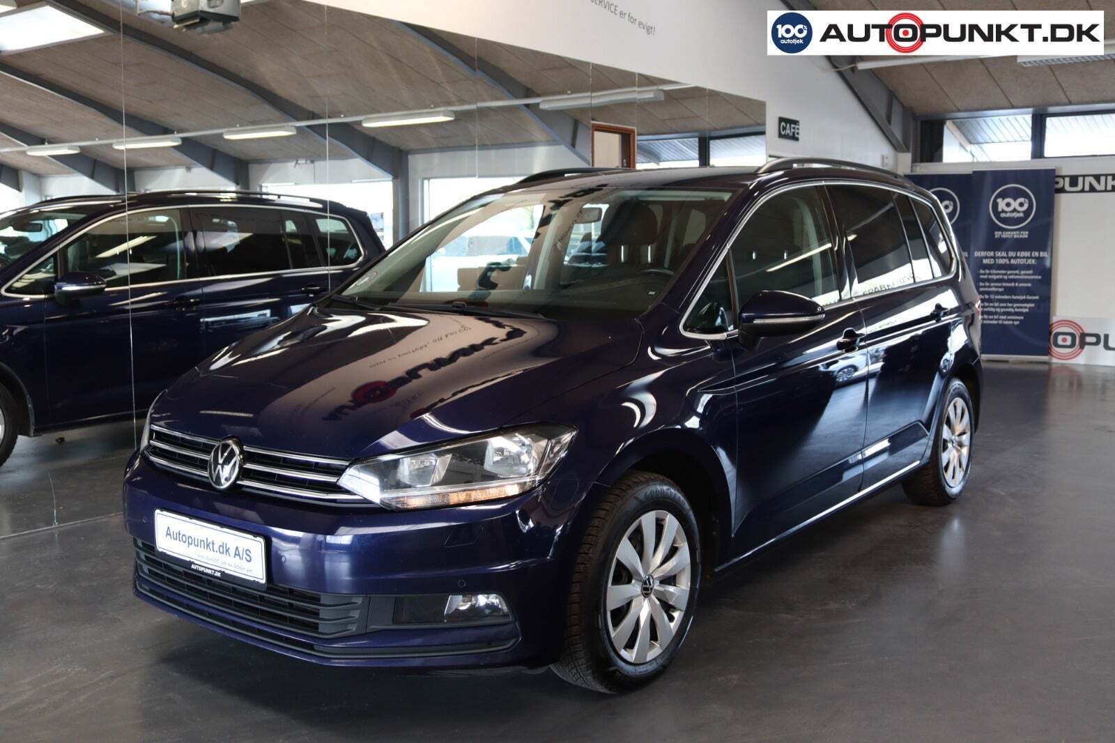 Blå VW Touran fra 2021 set udefra