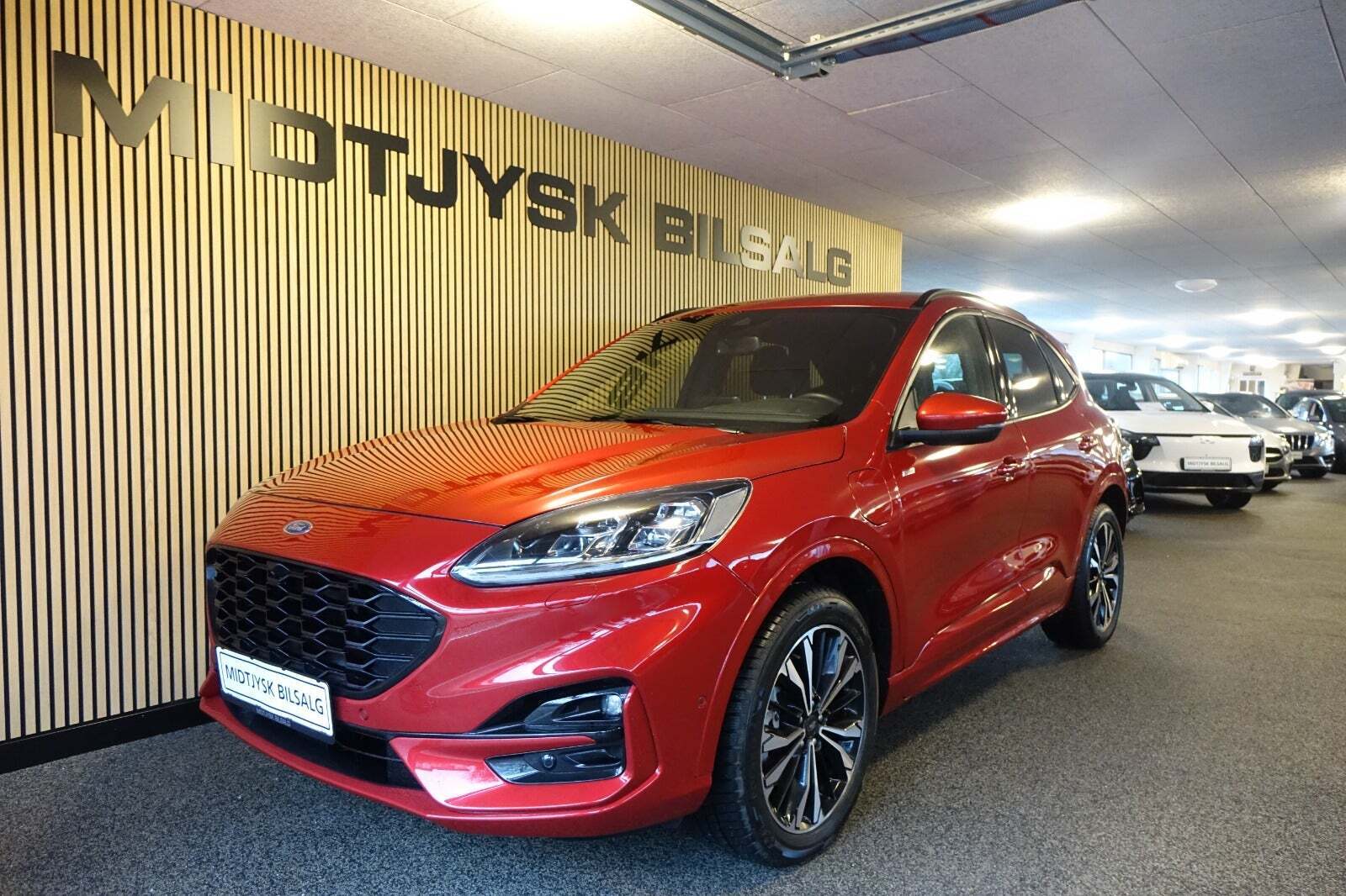 Rød Ford Kuga fra 2021 set udefra