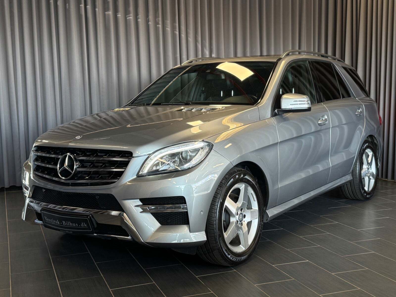 Grå Mercedes ML350 fra 2014 set udefra