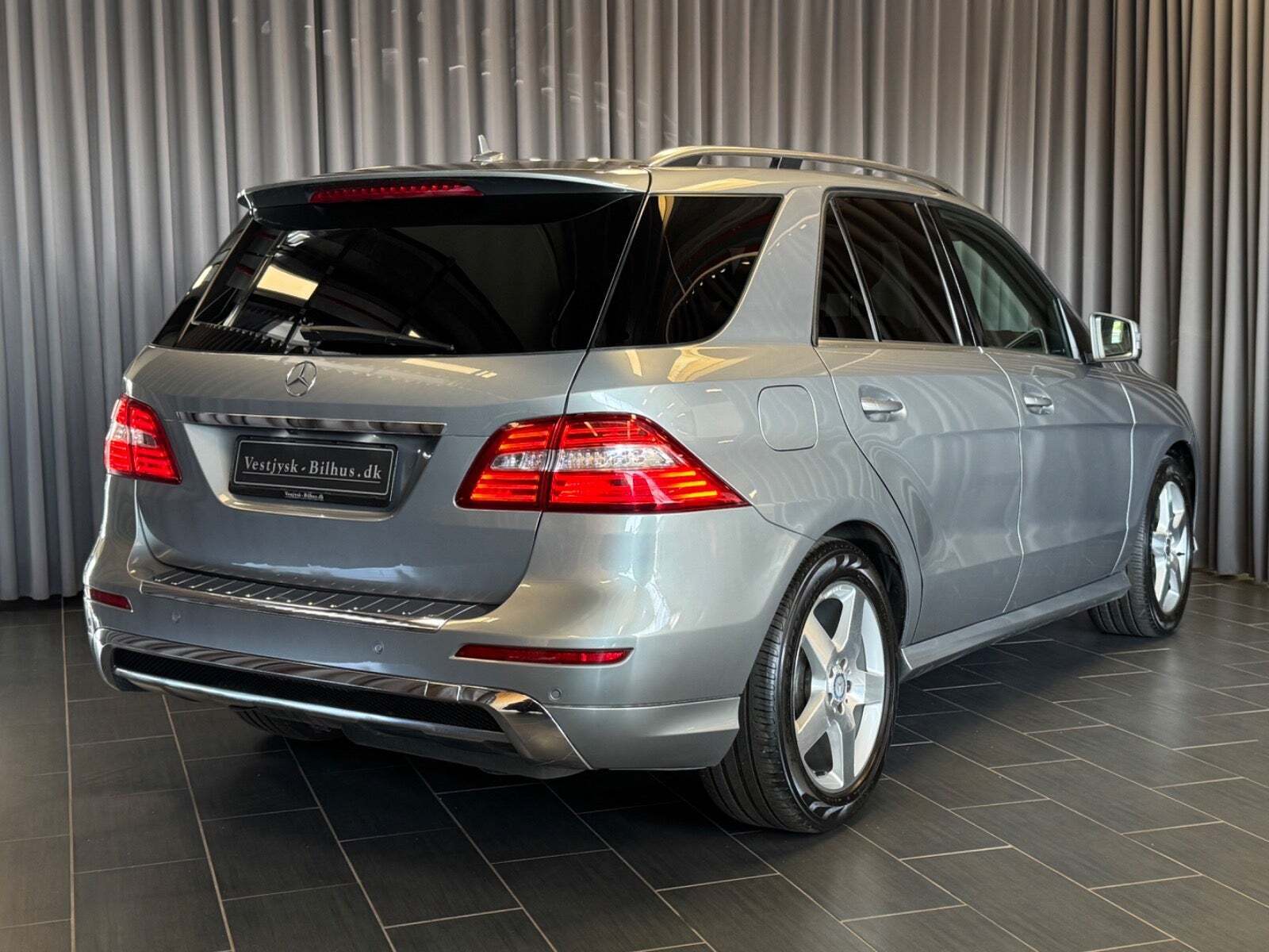 Grå Mercedes ML350 fra 2014 set udefra