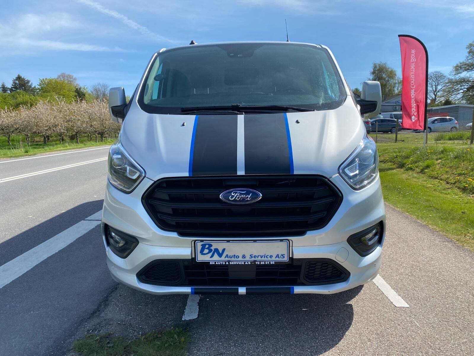 Sølv Ford Transit Custom 320L fra 2022 set udefra