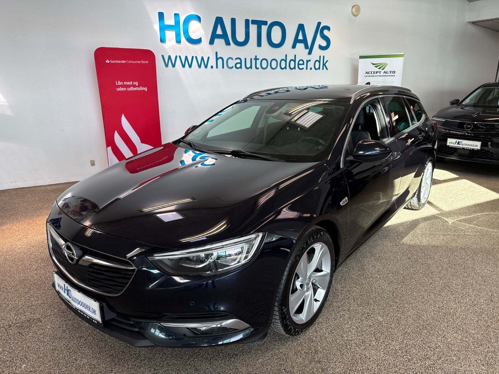 Blå Opel Insignia fra 2018 set udefra