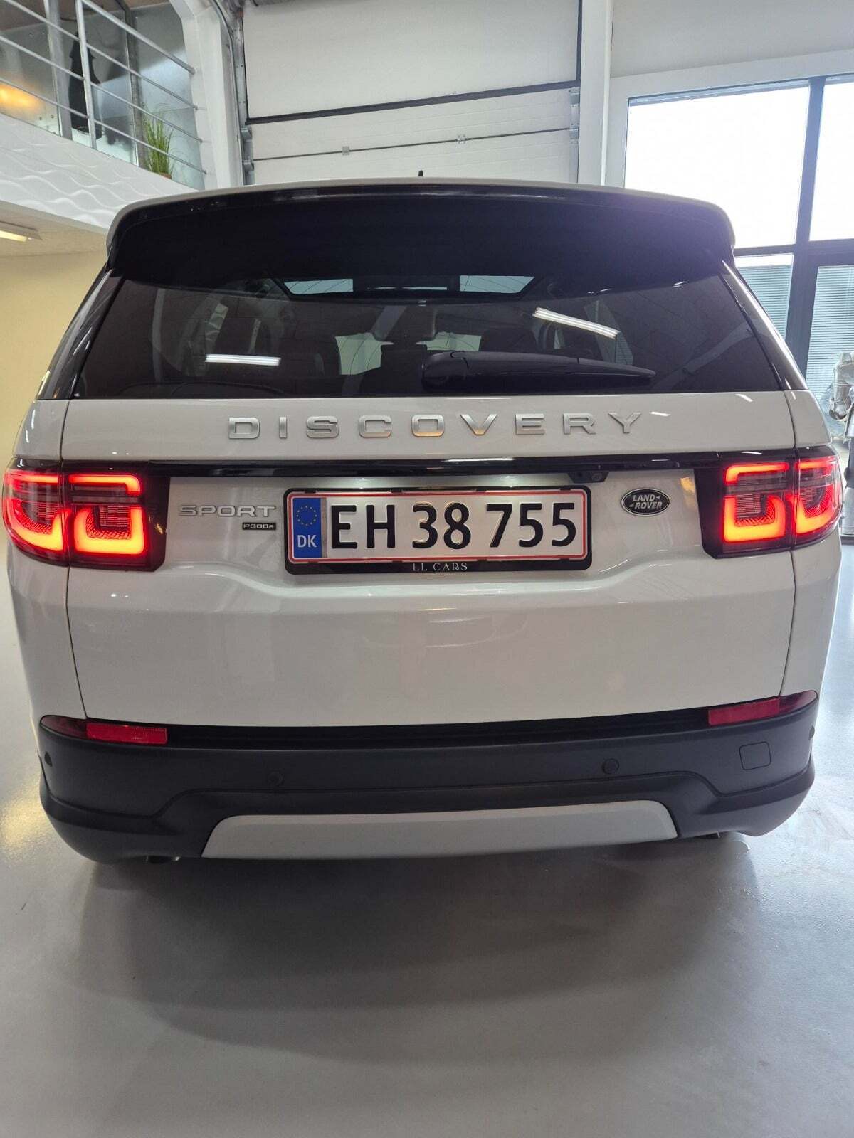 Sort Land Rover Discovery Sport fra 2021 set udefra