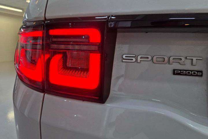 Sort Land Rover Discovery Sport fra 2021 set udefra