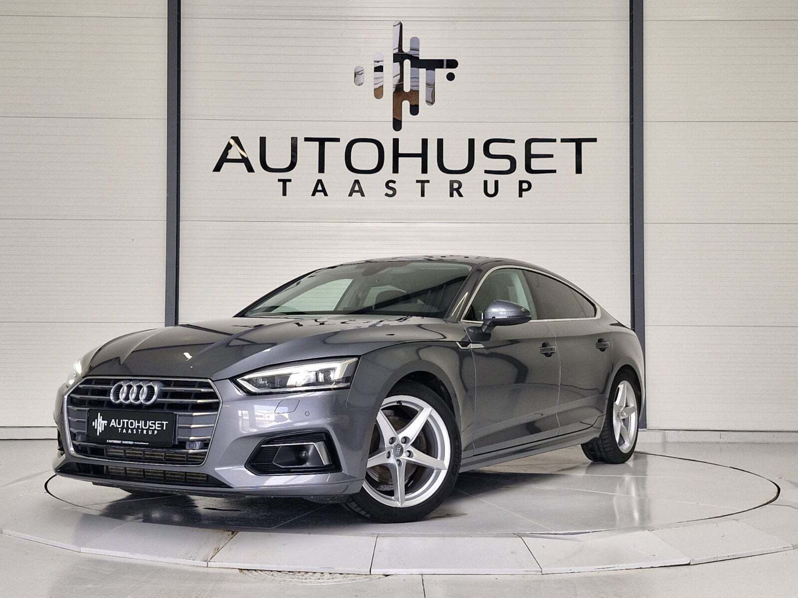 Grå Audi A5 fra 2018 set udefra