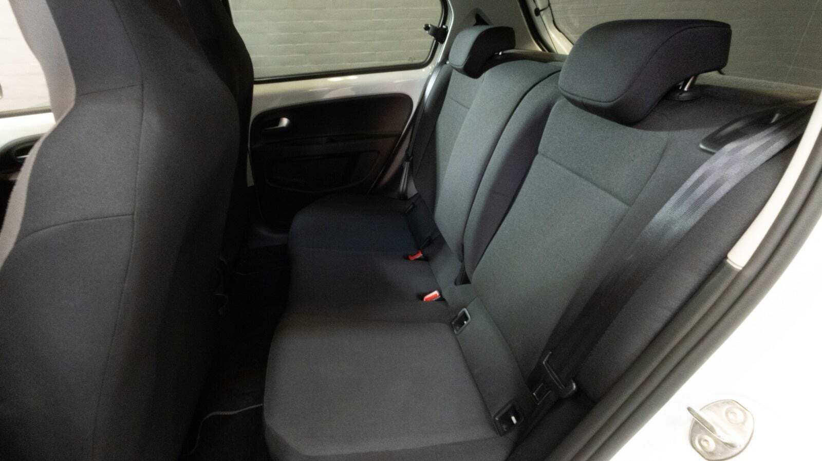 Hvid VW E-UP! fra 2021 set indefra