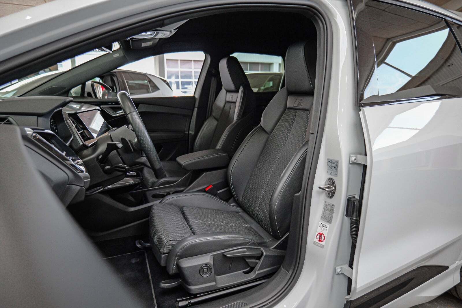 Hvid Audi Q4 e-tron fra 2022
