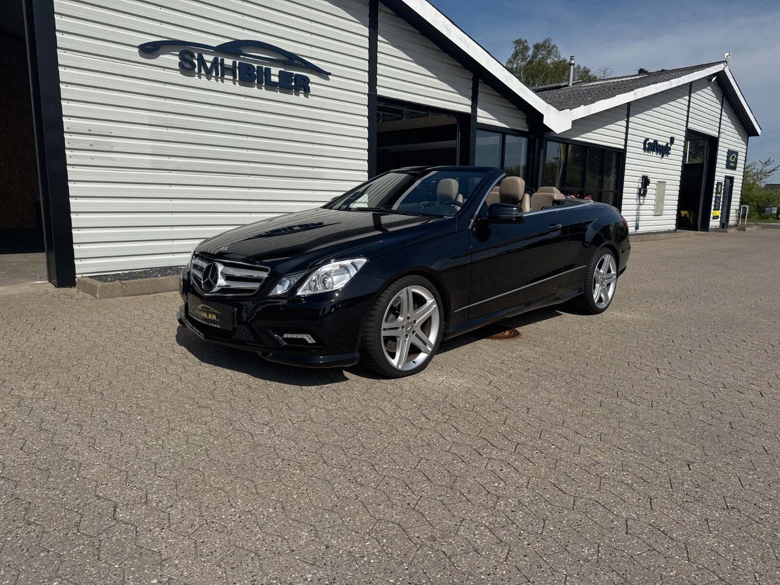 Sort Mercedes E500 fra 2010 set udefra