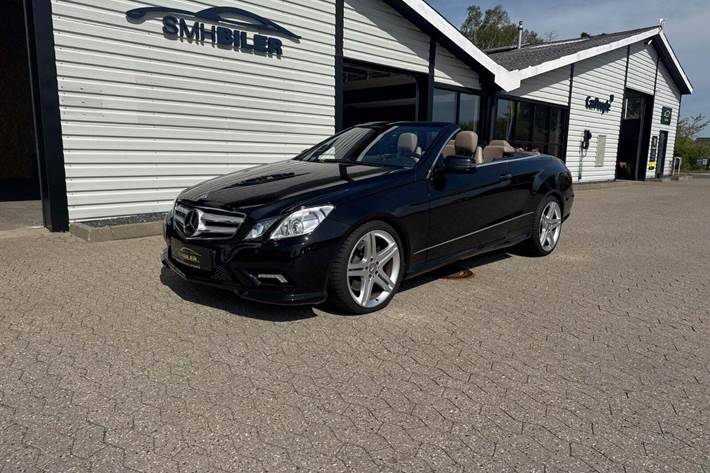 Sort Mercedes E500 fra 2010 set udefra