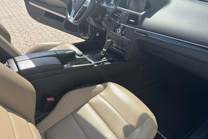 Sort Mercedes E500 fra 2010