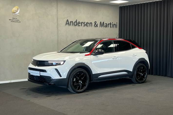 Hvid Opel Mokka-e fra 2022 set udefra