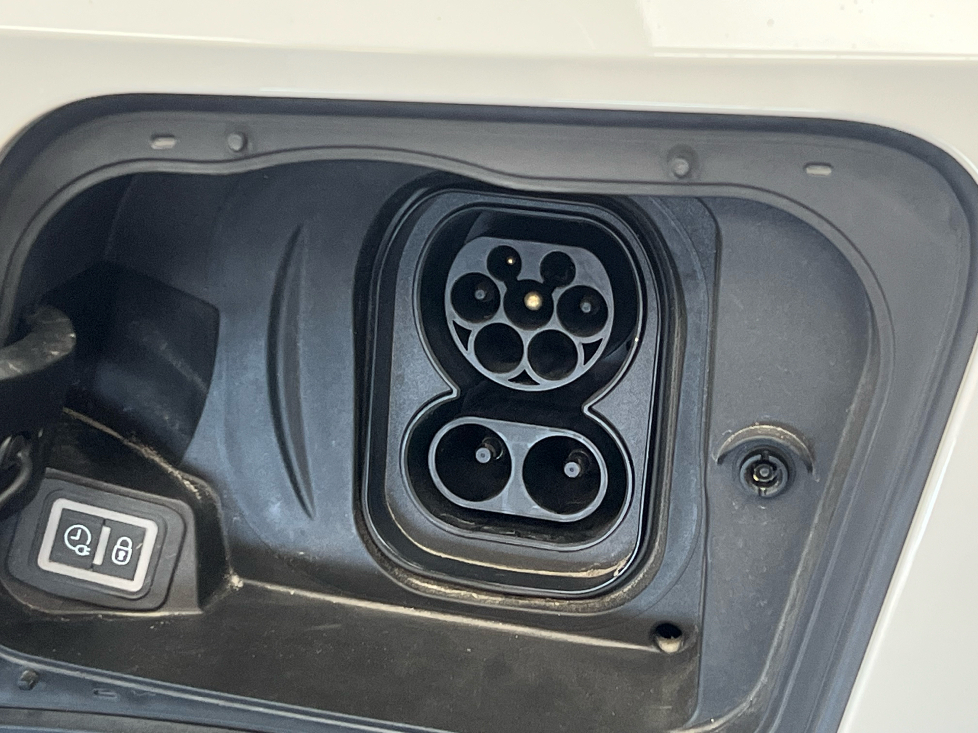 Hvid Opel Mokka-e fra 2022