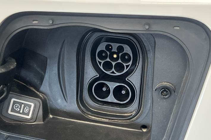 Hvid Opel Mokka-e fra 2022