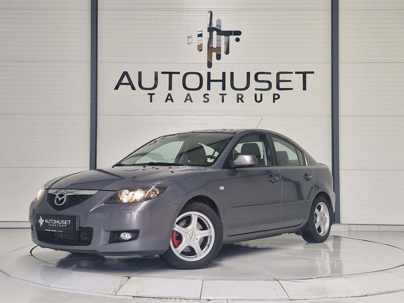 Grå Mazda 3 fra 2007 set udefra