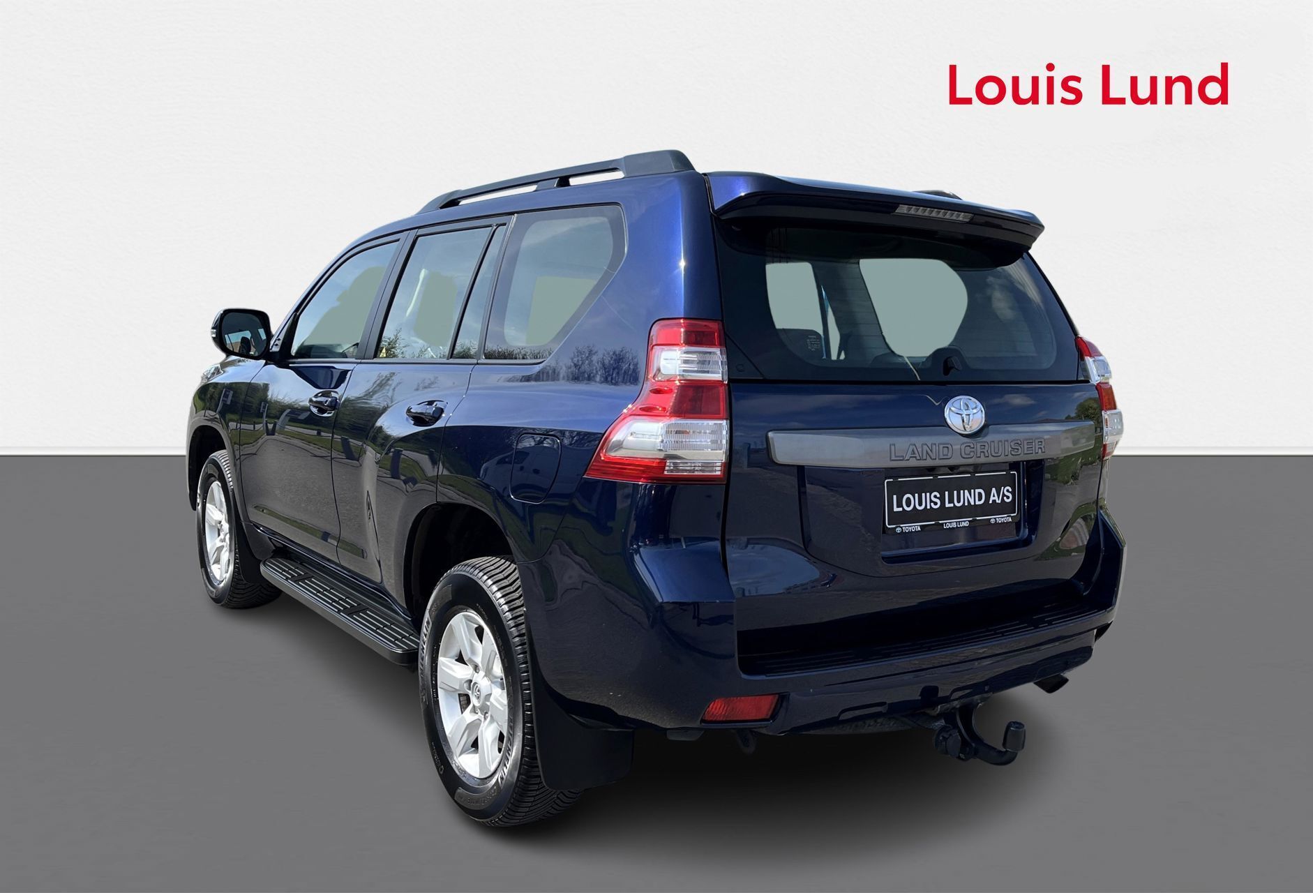 Blå Toyota Landcruiser fra 2014 set udefra