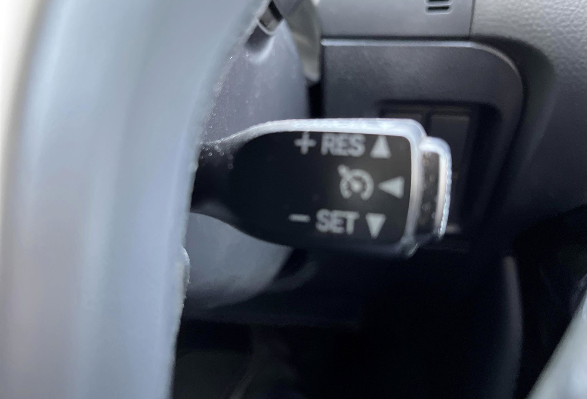 Blå Toyota Landcruiser fra 2014