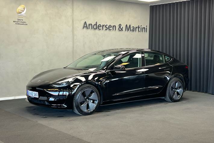 Sort Tesla Model 3 fra 2022 set udefra