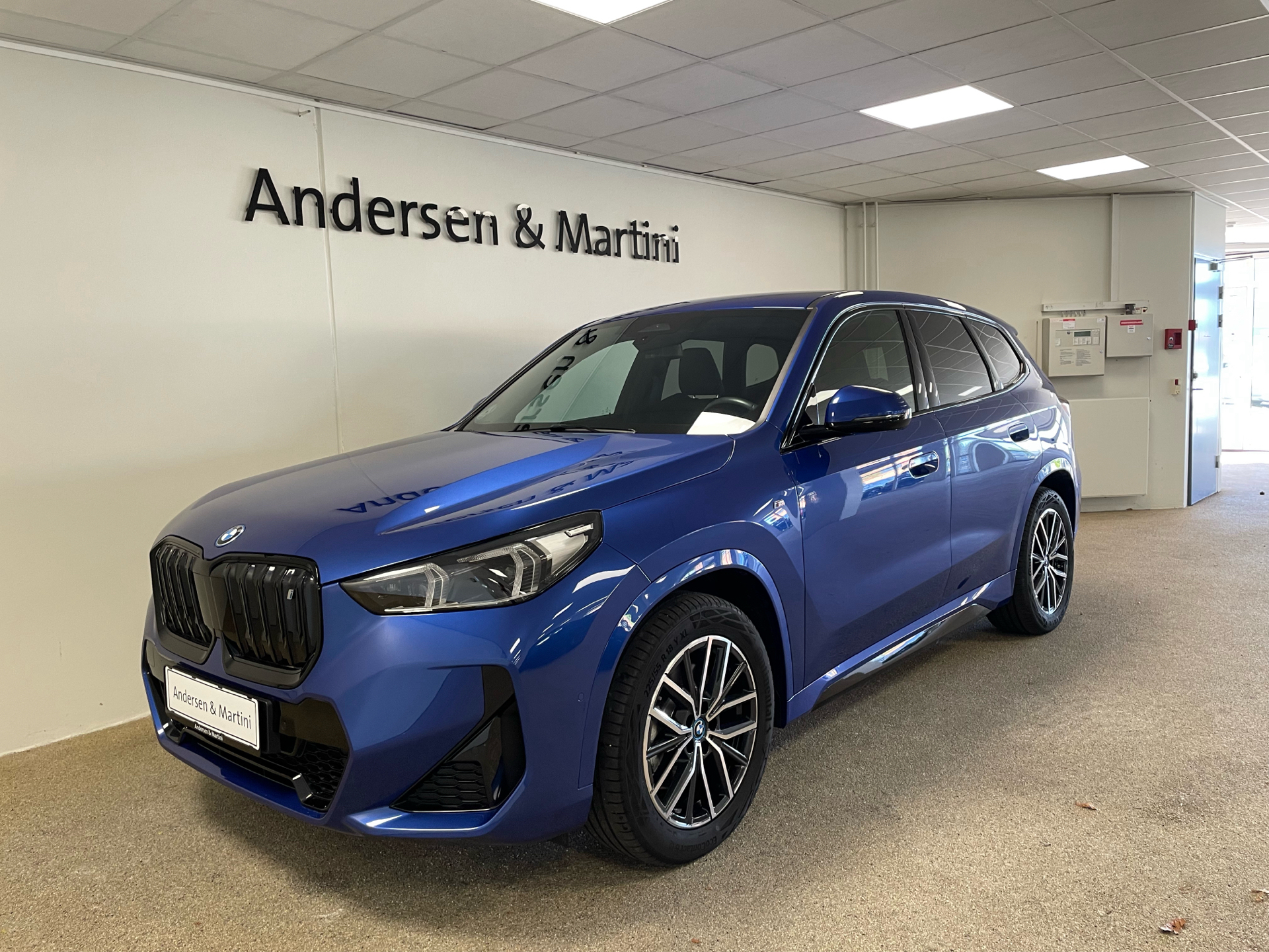 Blå BMW iX1 fra 2023 set udefra