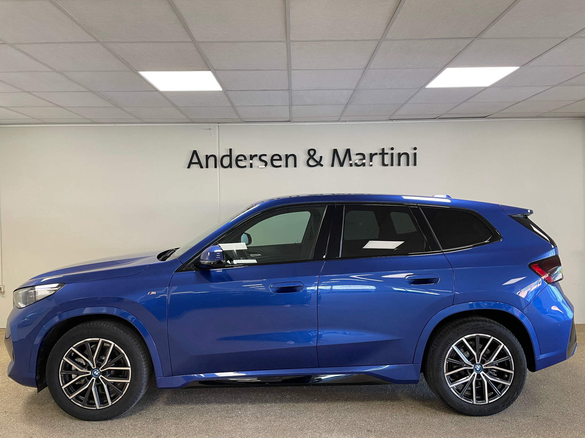 Blå BMW iX1 fra 2023