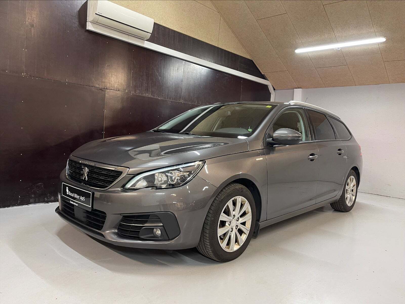 Grå Peugeot 308 fra 2019 set udefra