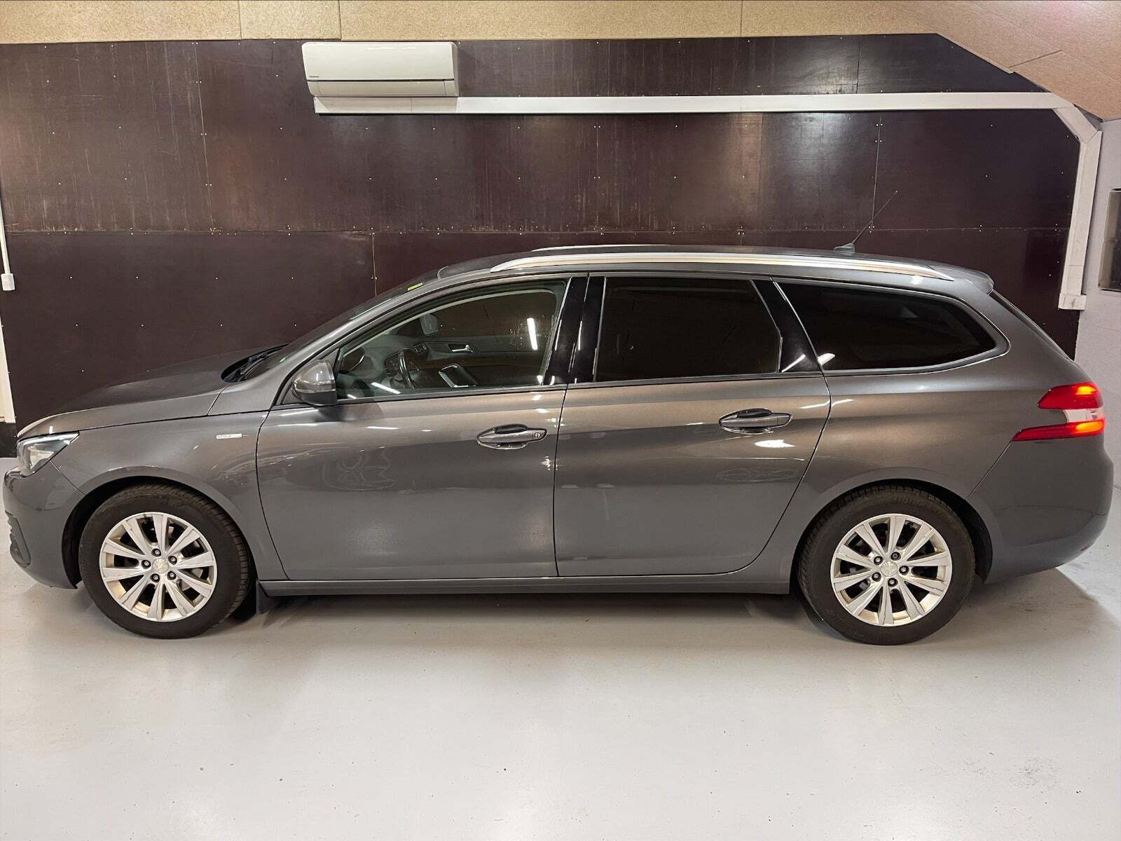 Grå Peugeot 308 fra 2019