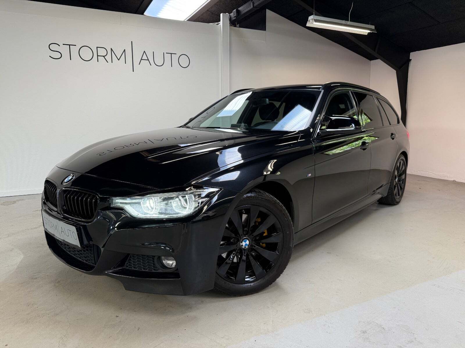 Sort BMW 320d fra 2016 set udefra