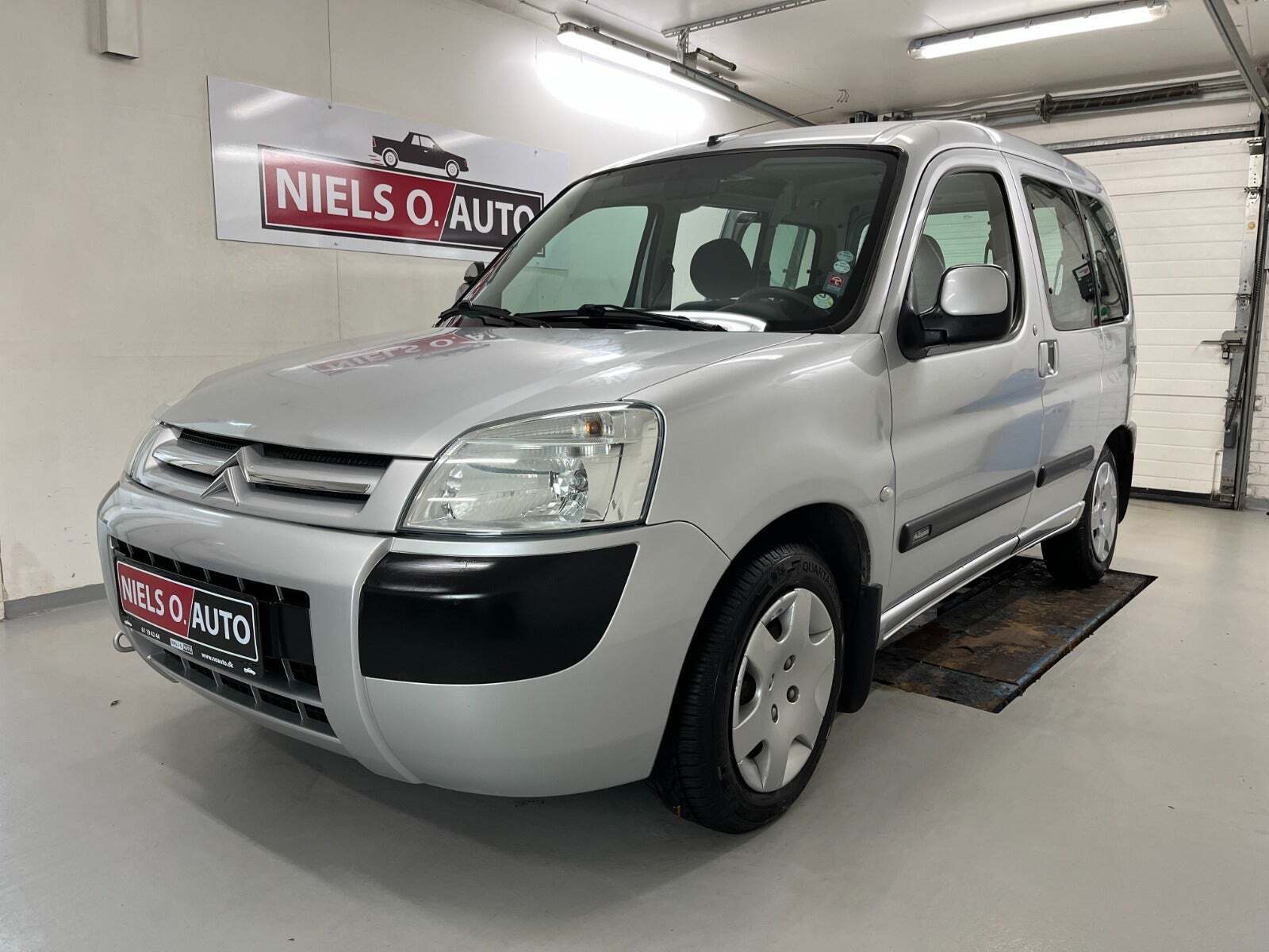 Sølv Citroën Berlingo fra 2004 set udefra
