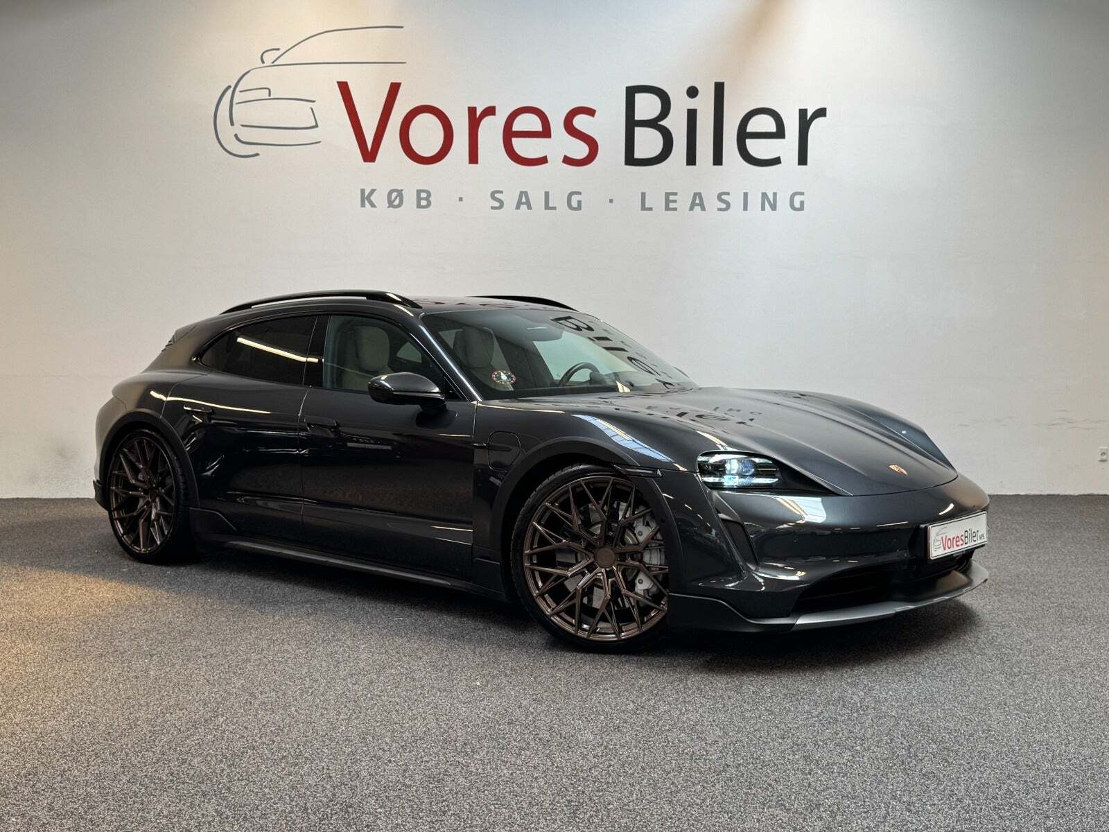 Grå Porsche Taycan 4S fra 2021 set udefra