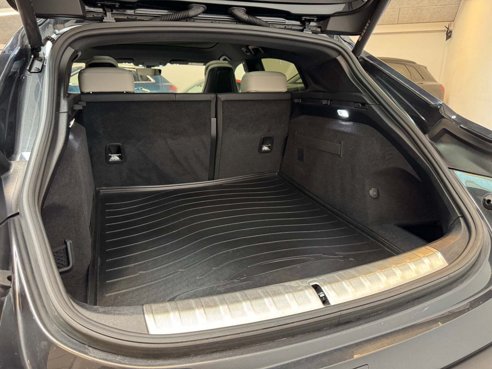 Grå Porsche Taycan 4S fra 2021