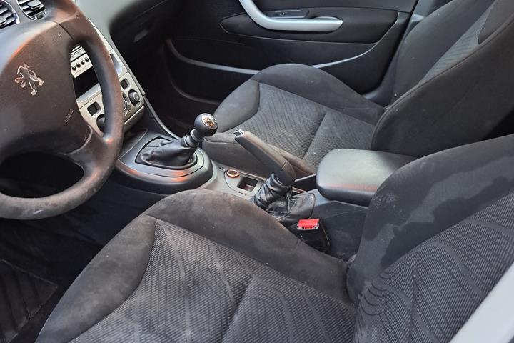 Grå Peugeot 308 fra 2009