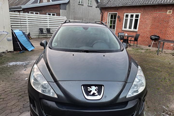 Grå Peugeot 308 fra 2009