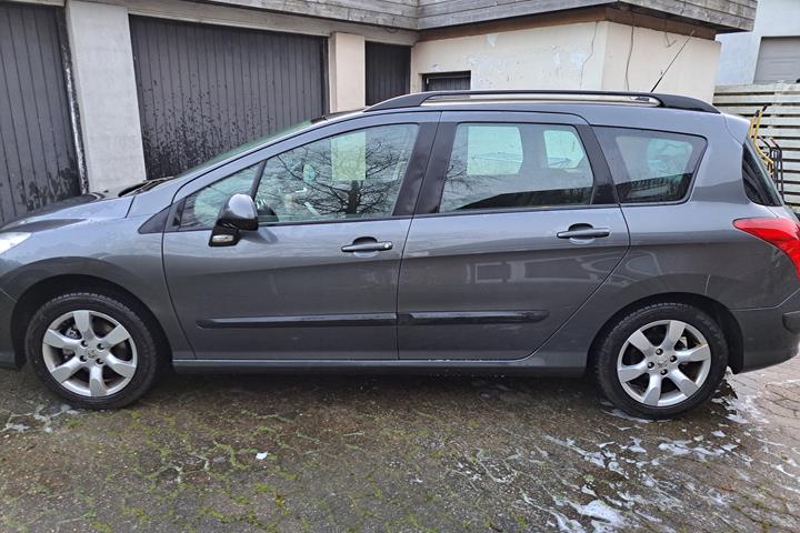 Grå Peugeot 308 fra 2009