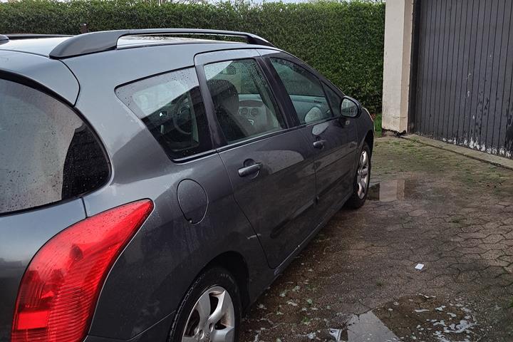 Grå Peugeot 308 fra 2009