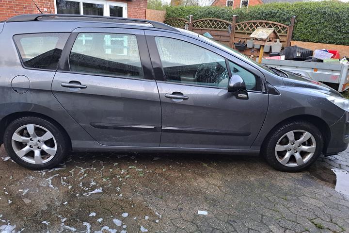 Grå Peugeot 308 fra 2009