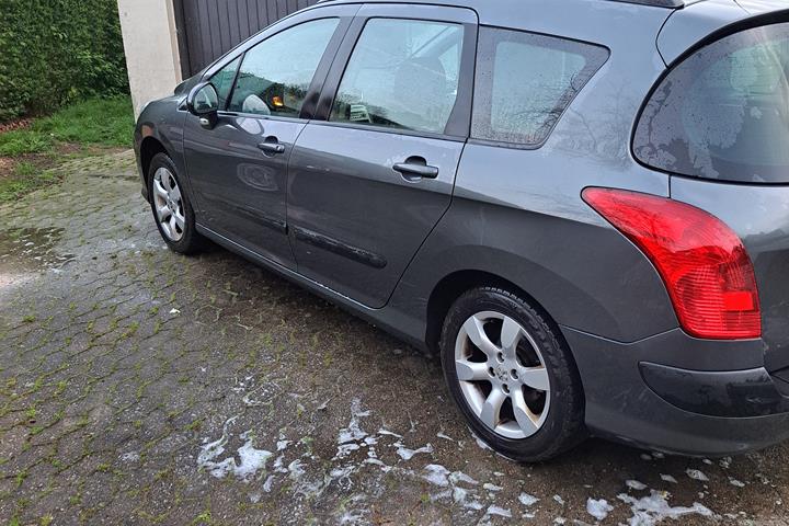 Grå Peugeot 308 fra 2009