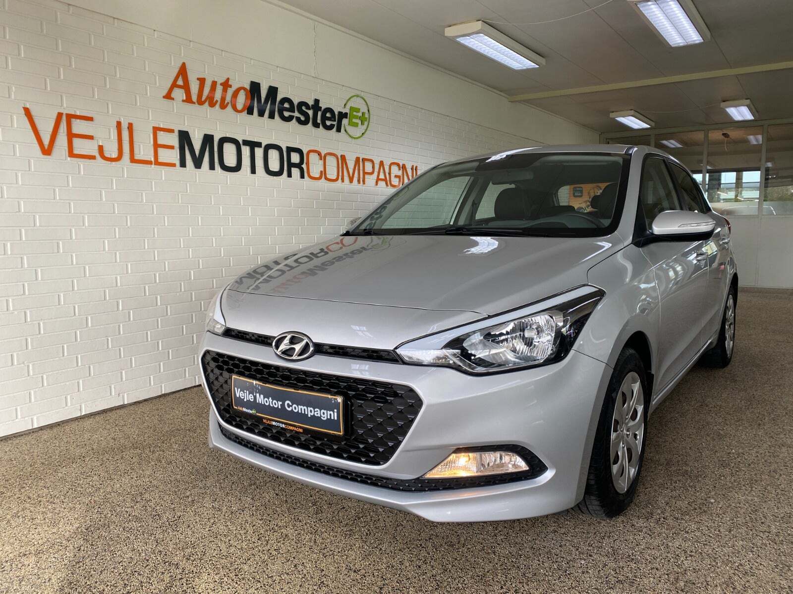 Sølv Hyundai i20 fra 2016 set udefra